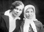 Мария Михайловна Смирнова (в девичестве Веселова) — невеста Ефима Честнякова — с дочерью